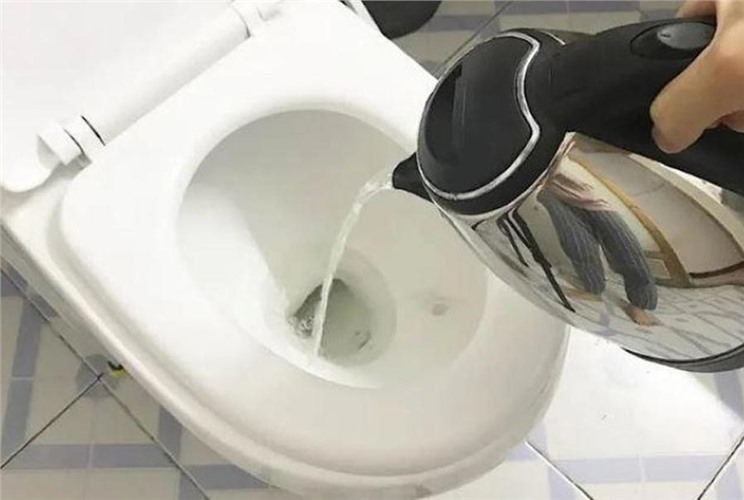 Cách thông bồn cầu bằng nước nóng hiệu quả tại nhà Cách thông bồn cầu bằng nước nóng hiệu quả tại nhà